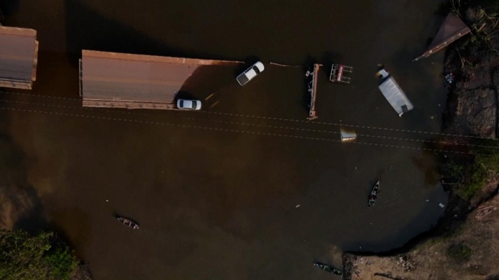 Brasil: puente colapsa mientras cruzaban varios autos sobre un río