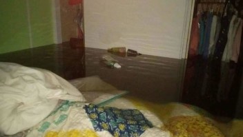 “Tengo mucho frío”: una mujer de Fort Myers Beach pide ayuda cuando Ian inunda su casa
