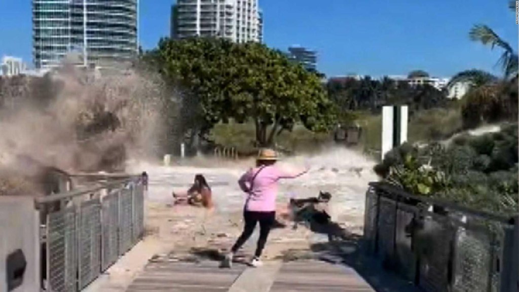 Ola enorme arrastra a varias personas en South Pointe Beach | Video