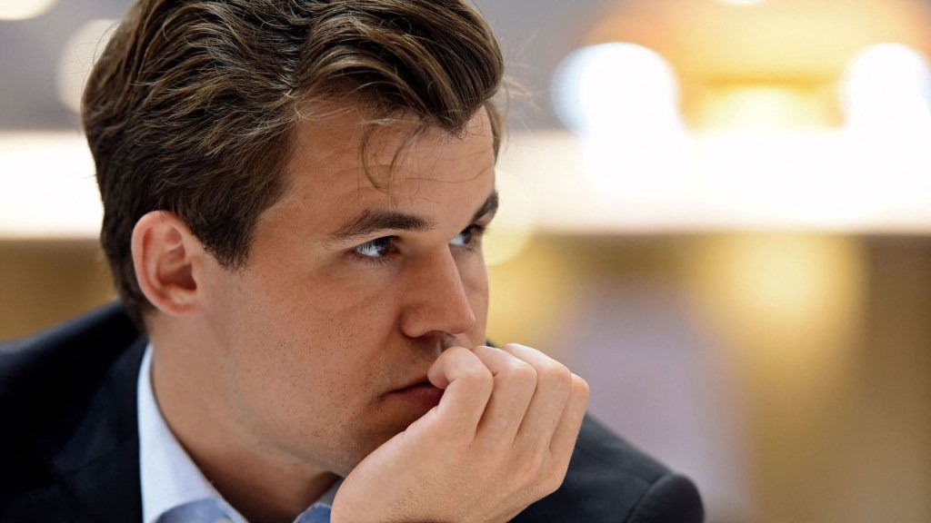El noruego Magnus Carlsen compite durante su partida de la 10ª ronda contra el equipo de Moldavia en la 44ª Olimpiada de Ajedrez 2022, en Mahabalipuram el 8 de agosto de 2022.