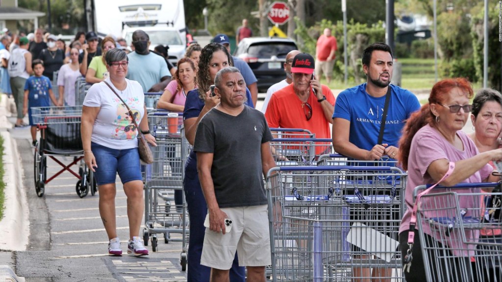 Compradores hacen fila afuera de un almacén minorista mientras la gente se apresura a prepararse para Ian, en Kissimmee, Florida, el 25 de septiembre de 2022. (Foto: GREGG NEWTON/AFP vía Getty Images)