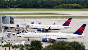 Aeropuertos y aerolíneas en EE.UU. se preparan para un gran impacto del huracán Ian