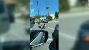 Un empleado del restaurante Chick-fil-A lucha con un hombre que, según la policía, intentó robarle el coche a una mujer fuera del restaurante en Fort Walton Beach, Florida.