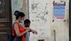 Una mujer y su hijo caminan frente a un cartel en favor del "Sí" en el referéndum que celebrará Cuba el 25 de septiembre y que podría legalizar el matrimonio gay