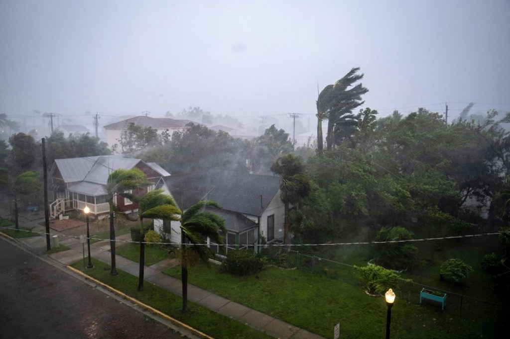 El huracán Ian provoca destrozos a su paso