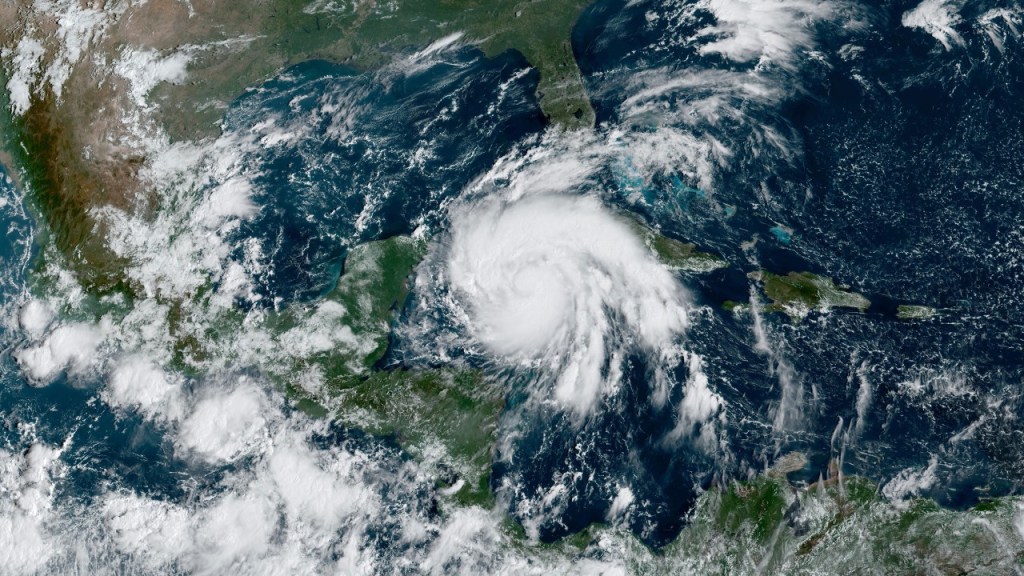 Una imagen de satélite de la Administración Nacional Oceánica y Atmosférica muestra al huracán Ian cerca de Cuba, a la derecha, el lunes a las 10:40 am ET. 