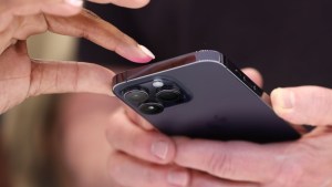 Los asistentes examinan un nuevo iPhone 14 Pro durante un evento especial de Apple el 07 de septiembre de 2022 en Cupertino, California.