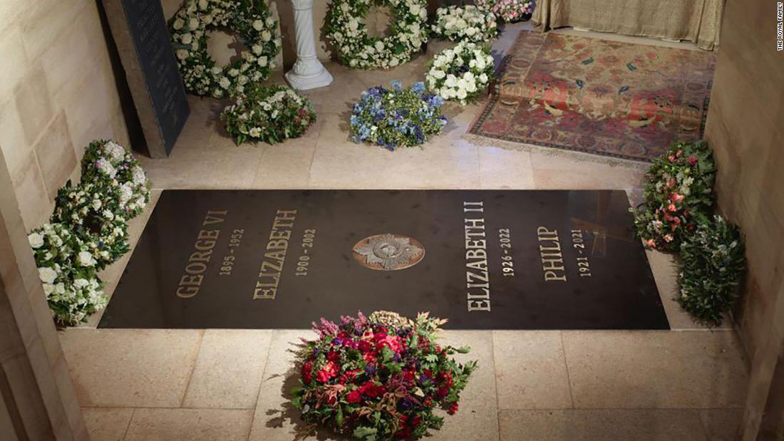 La lápida de la Reina Isabel II en la Capilla de San Jorge
