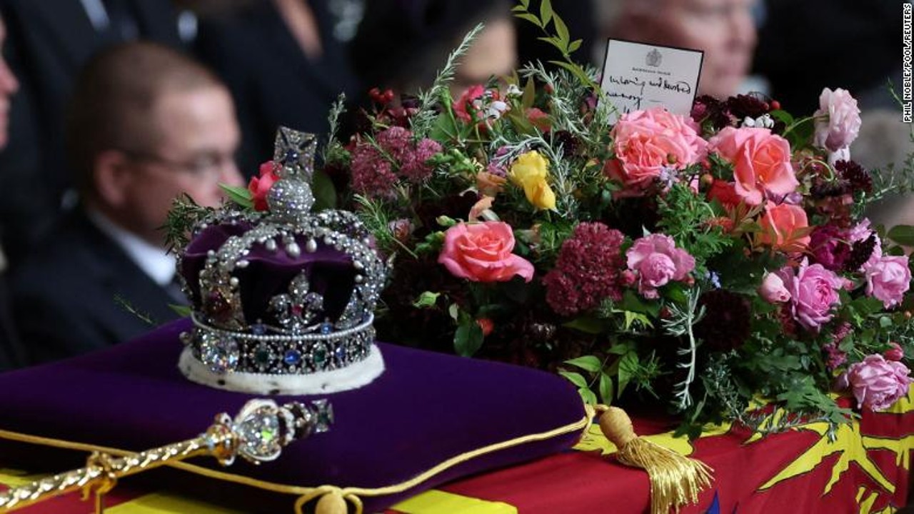 Raja Charles meninggalkan catatan tulisan tangan di peti mati Ratu