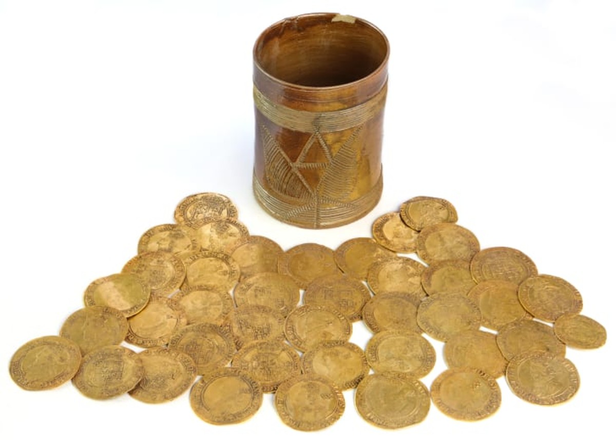 Encuentran monedas antiguas por valor de hasta US$  bajo el piso de  la cocina