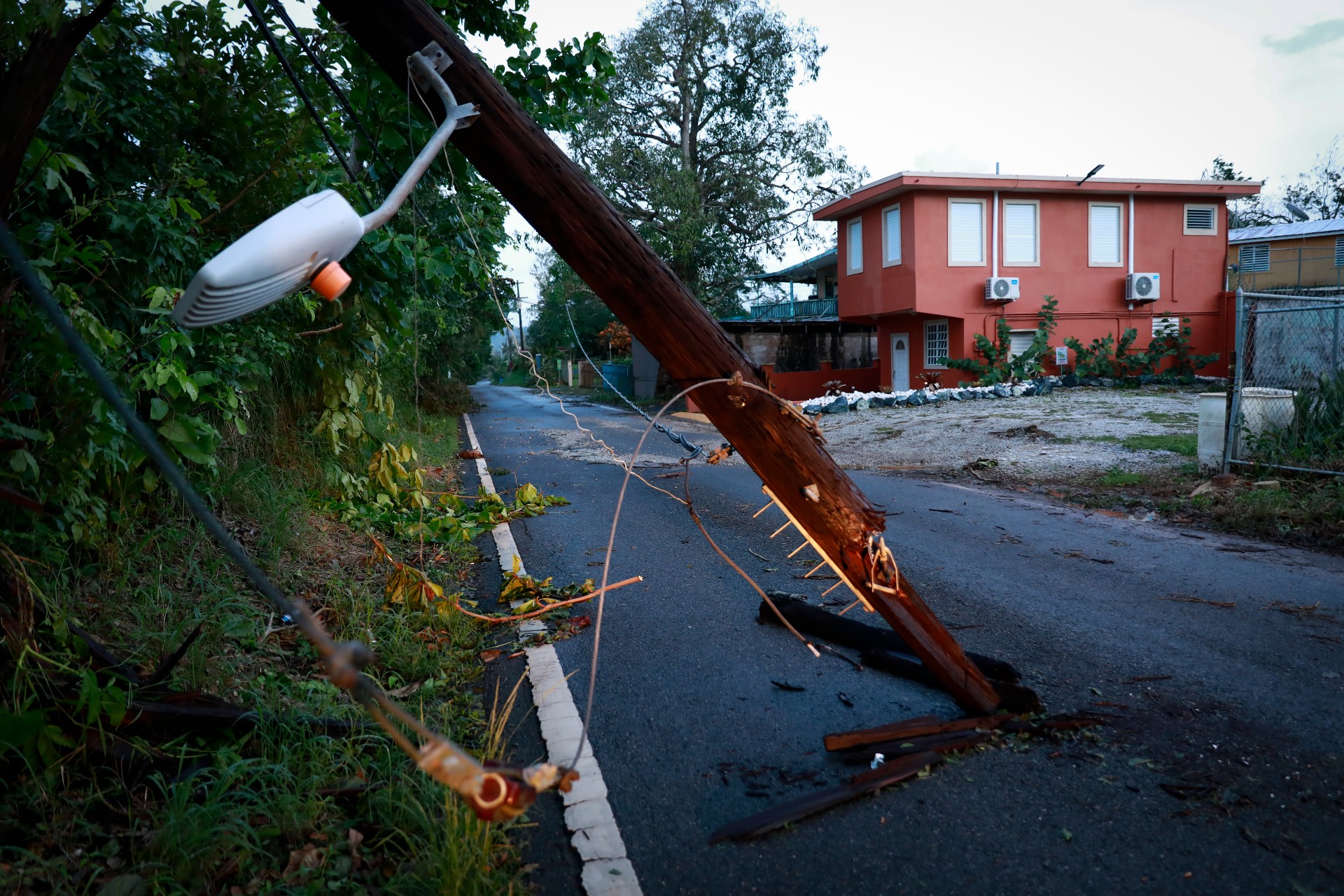 Vista de un poste caído en Cabo Rojo, Puerto Rico, tras el paso del Huracán Fiona 