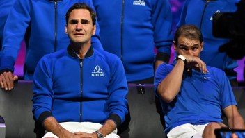 Roger Federer y Rafael Nadal emocionados en el último partido profesional del suizo en la Laver Cup en Londres, el 24 de seeptiembre de 2022.