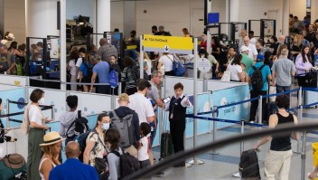Aeropuertos | Viajeros hacen fila para entrar en un control de seguridad en el Aeropuerto Internacional Newark Liberty, el 1 de julio de 2022
