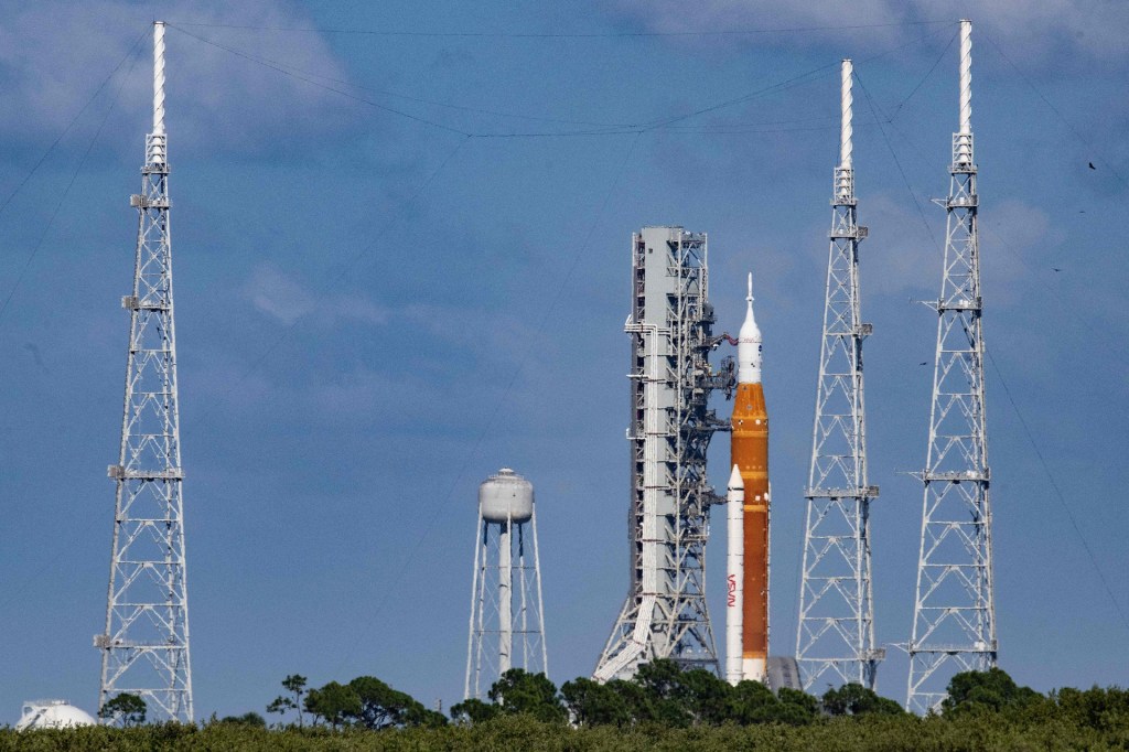 La NASA suspendió el lanzamiento previsto para el 27 de septiembre del cohete Artemis I debido al huracán Ian, que se prevé que se fortalezca a medida que se acerque a Florida.