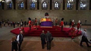 Miembros del público pasan junto al ataúd de la reina Isabel II, dentro de Westminster Hall, en el Palacio de Westminster, en Londres, el 14 de septiembre de 2022.