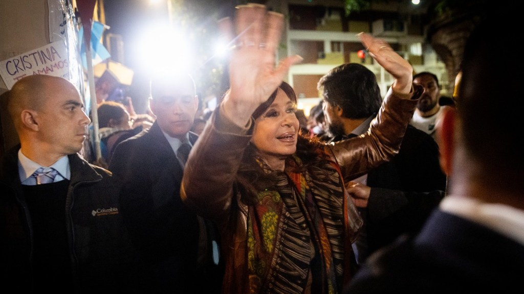Cristina Fernández de Kirchner saluda a partidarios afuera de su casa el 1 de septiembre de 2022, día del ataque fallido en su contra.