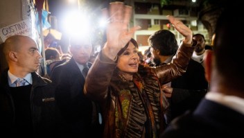 Cristina Fernández de Kirchner saluda a partidarios afuera de su casa el 1 de septiembre de 2022, día del ataque fallido en su contra.