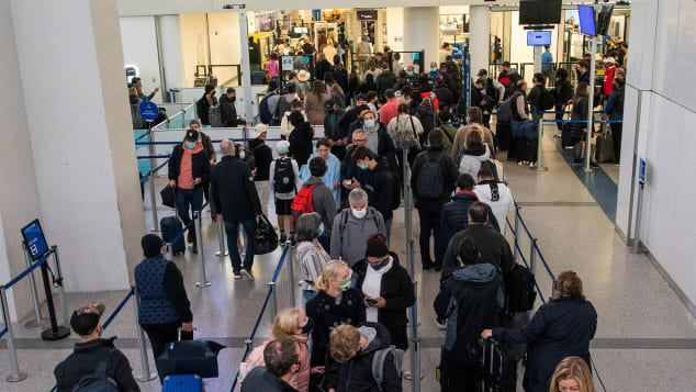 Pasajeros esperan en fila dentro de la terminal del Aeropuerto Internacional Newark Liberty el 24 de noviembre de 2021.