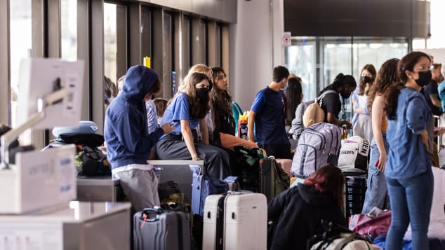 Los viajeros esperan en el Aeropuerto Internacional Newark Liberty el 1 de julio de 2022. El aeropuerto estuvo plagado de cancelaciones y retrasos este verano.