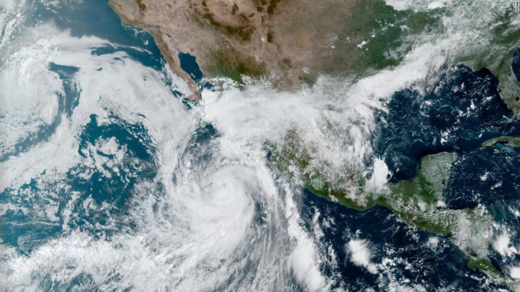 El huracán Kay toca tierra en México como tormenta de categoría 1