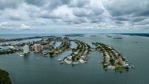 Una vista aérea de Island Estate mientras el huracán Ian se acerca en Clearwater, Florida, el 27 de septiembre de 2022.