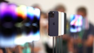 Nuevos iPhone 14 Pro son exhibidos durante un evento especial de Apple el 7 de septiembre de 2022 en Cupertino, California.