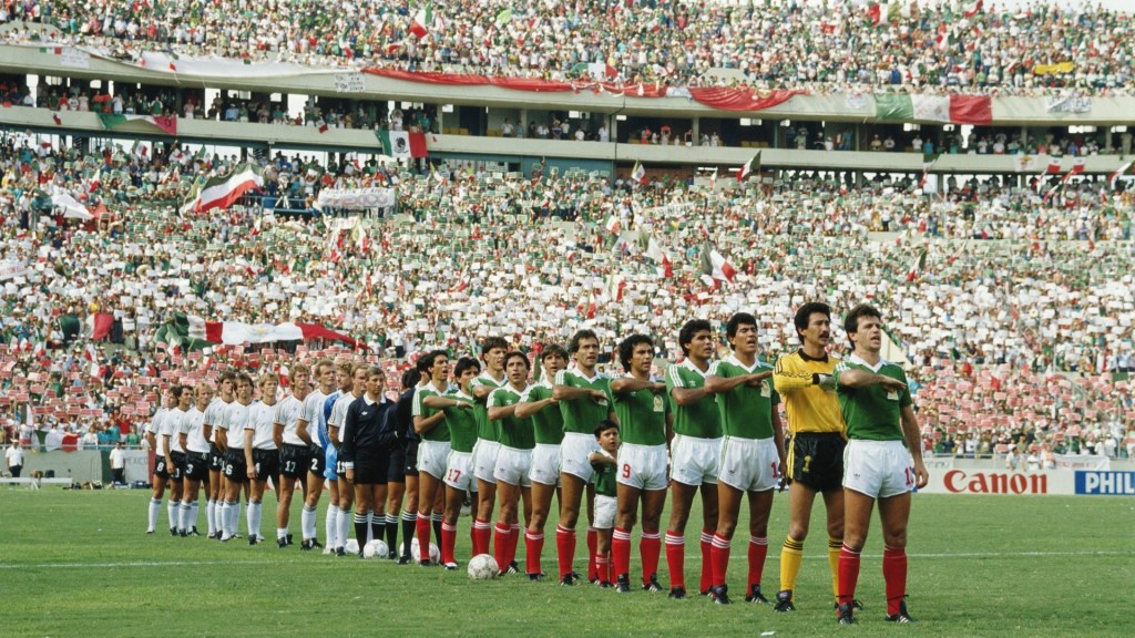 Los seleccionados de México y Alemania previo al inicio del partido de cuartos de final del Mundial de México 1986.