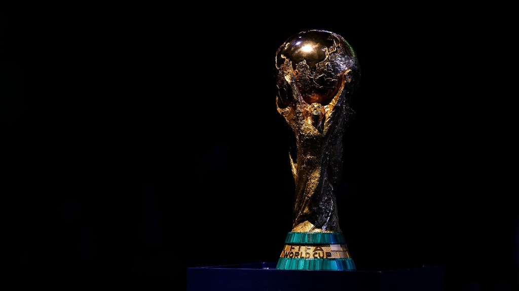 Una réplica del trofeo del Mundial de la FIFA.