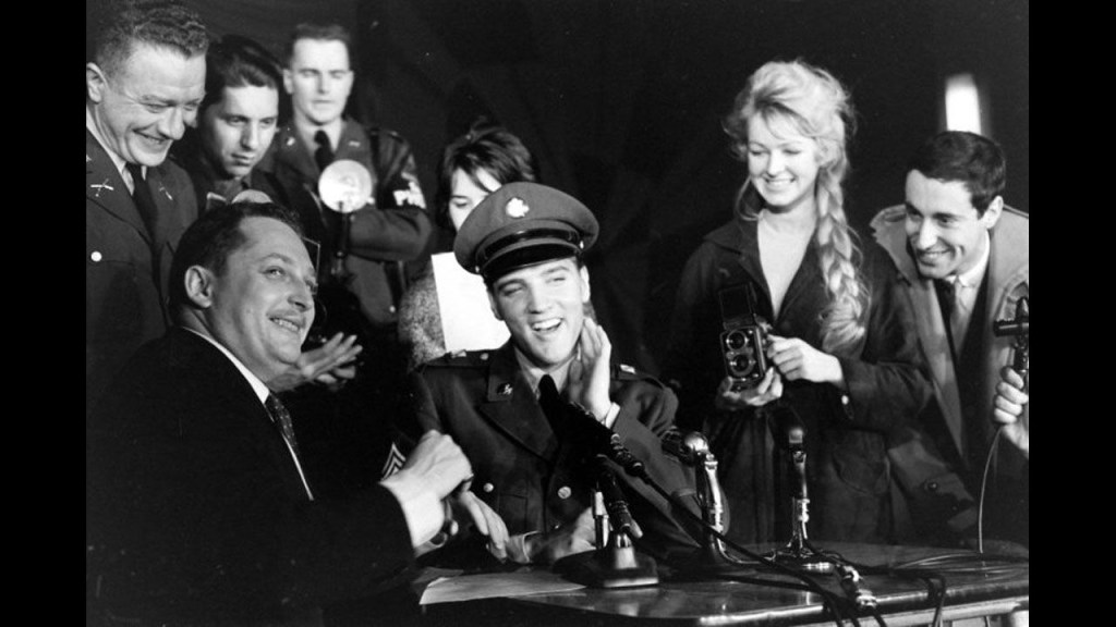 El sargento Elvis Presley en una rueda de prensa antes de abandonar Alemania en marzo de 1960.