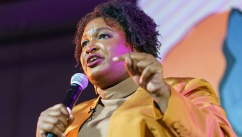 Stacey Abrams, candidata a gobernadora de Georgia, habla durante un acto de campaña en Atlanta el 9 de septiembre de 2022.