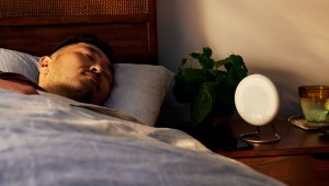 Halo Rise, un dispositivo de Amazon que monitorea tu patrón de respiración mientras duermes.