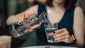 Centrarte en tu relación con el consumo de alcohol puede ser útil para todo tipo de personas, dicen expertos.