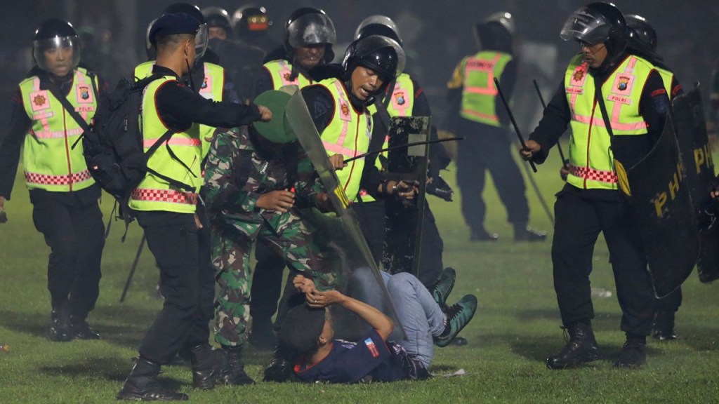 partido futbol indonesia policía