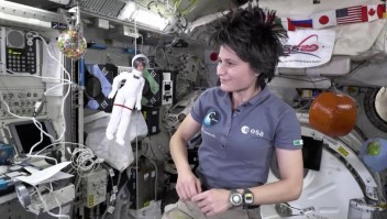 Una muñeca flotando en el espacio busca atraer a las niñas a la ciencia
