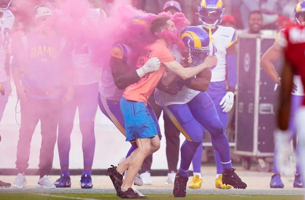 Jugador de la NFL usa toda su fuerza para derribar a manifestante