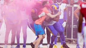 Jugador de la NFL usa toda su fuerza para derribar a manifestante