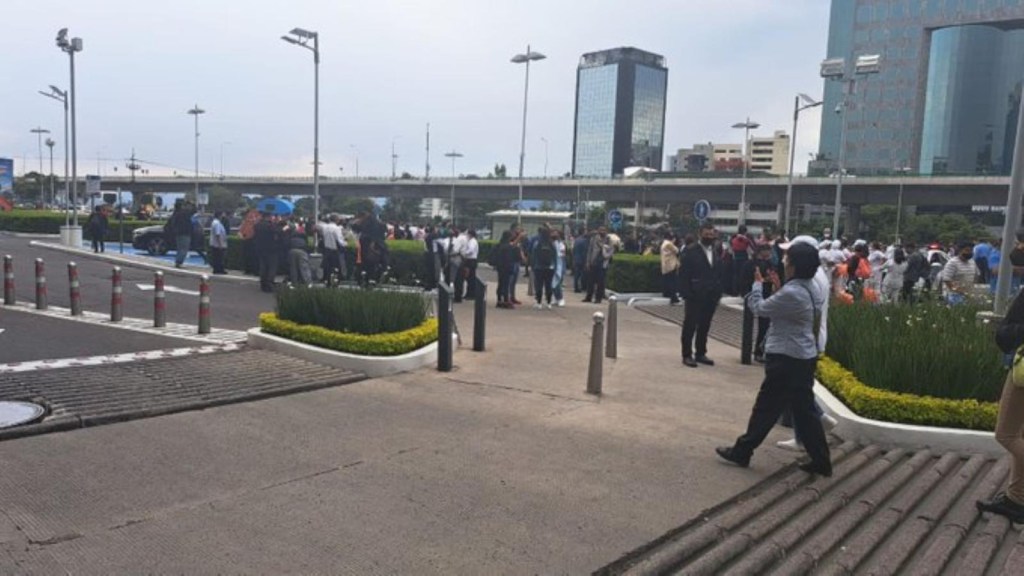 Centro comercial de México evacuado por amenaza de bomba