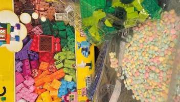 Hallan miles de pastillas de "fentanilo arcoíris" en caja de Lego