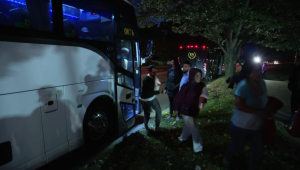 Gobierno de Texas envía más autobuses con migrantes a Washington