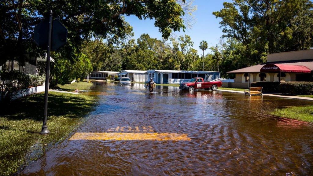 Hacienda Village, una comunidad de más de 55 casas prefabricadas en Winter Springs, Florida, sufrió grandes inundaciones a causa del huracán Ian.