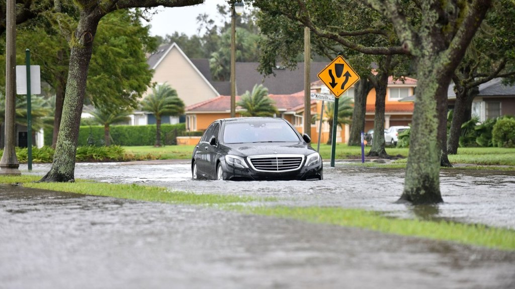 Un auto se ve en un camino inundado después de ser golpeado por los vientos y la lluvia del huracán Ian el 29 de septiembre de 2022 en Sanford, Florida, ubicado en el condado de Seminole.