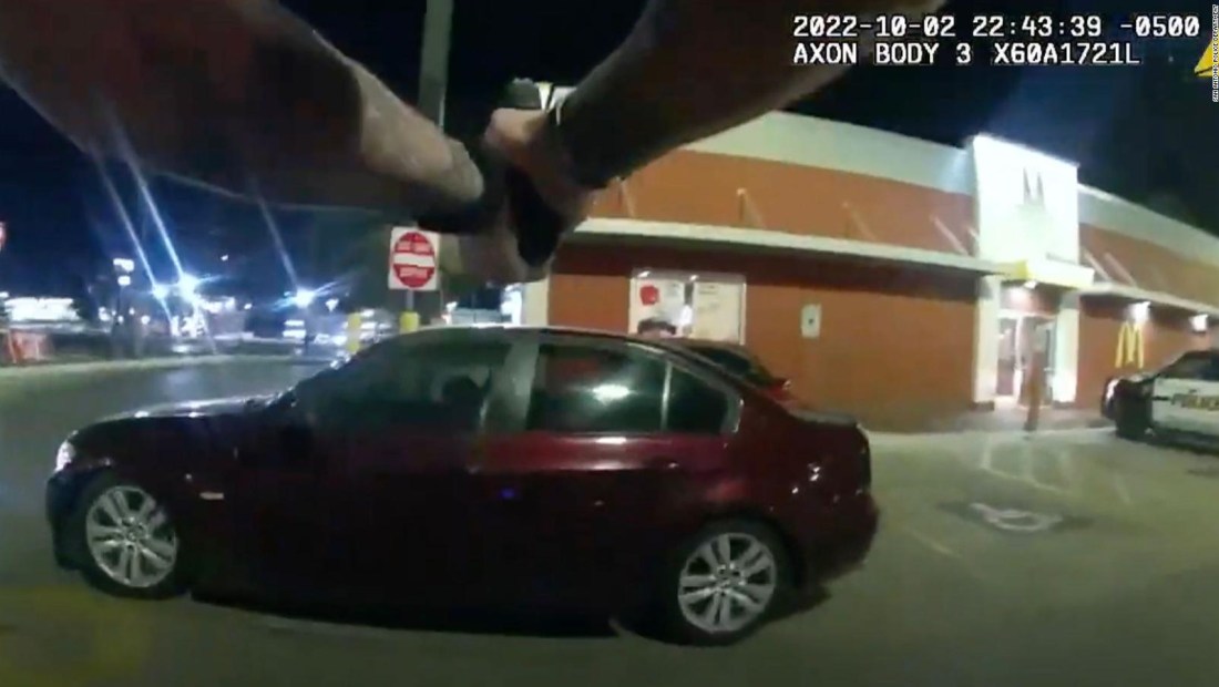 Comía McDonald's en su auto y un policía le disparó repetidamente