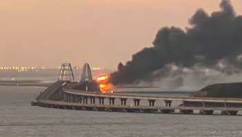Las autoridades rusas han sugerido que la explosión fue causada por el estallido de un camión en el puente.