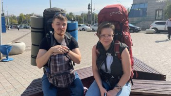 Sergei y su esposa, Irina, a la salida de la estación de tren de Almaty, Kazajstán.