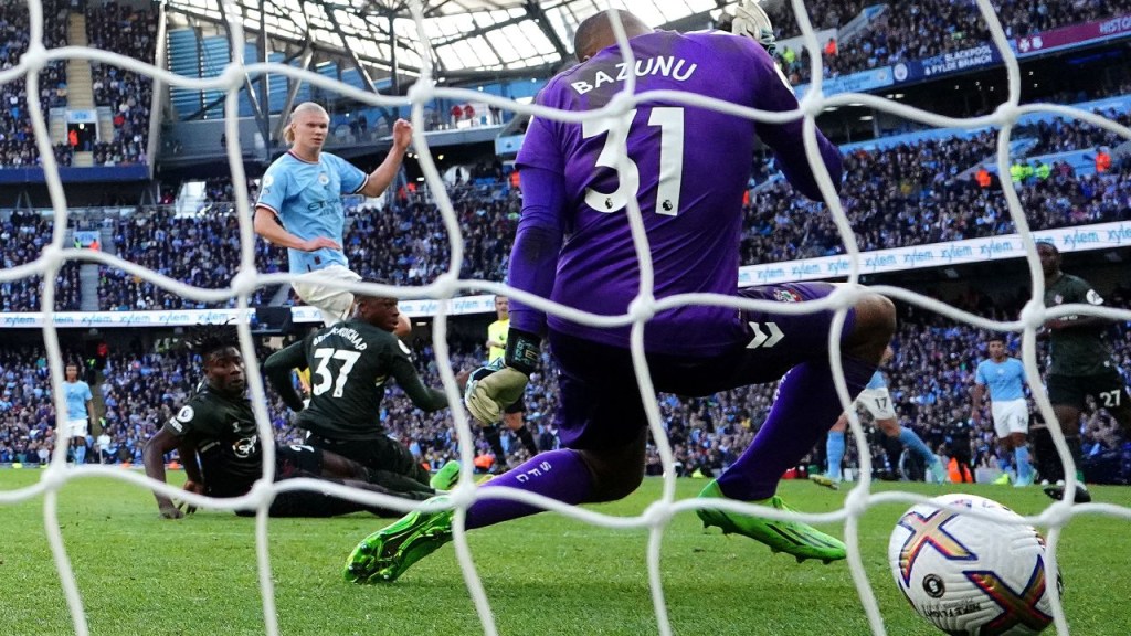 Erling Haaland aventaja en siete goles a Harry Kane, del Tottenham, que ocupa el segundo lugar en la tabla de goleadores de la liga esta temporada.