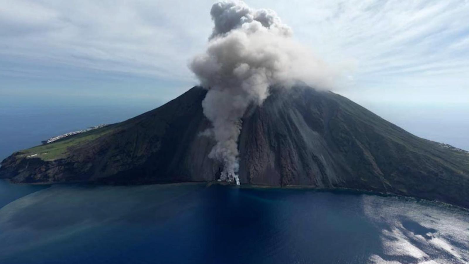 5 Things: Eruption Of The Stromboli Volcano, In Sicily, Italy Has Its ...