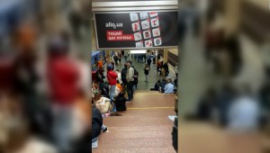 Ciudadanos refugiados en una estación de metro en Kyiv cantan su himno