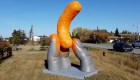 Un Cheeto gigante al borde de la carretera atrae a una multitud