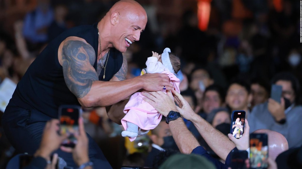 Mira al bebé llevado por la multitud "roca"