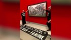 Activistas se pegan a una pintura de Picasso exhibida en Australia